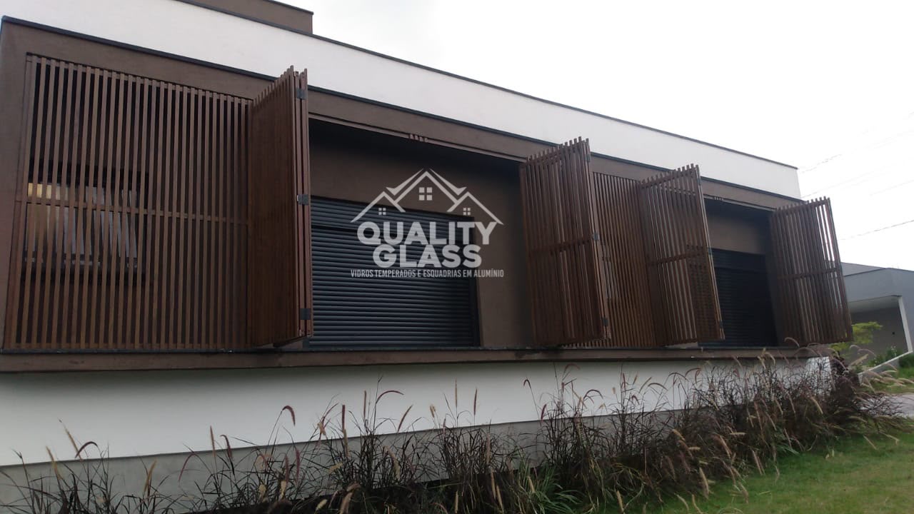 Fachada da Quality Glass com brises e portões ripados de alumínio