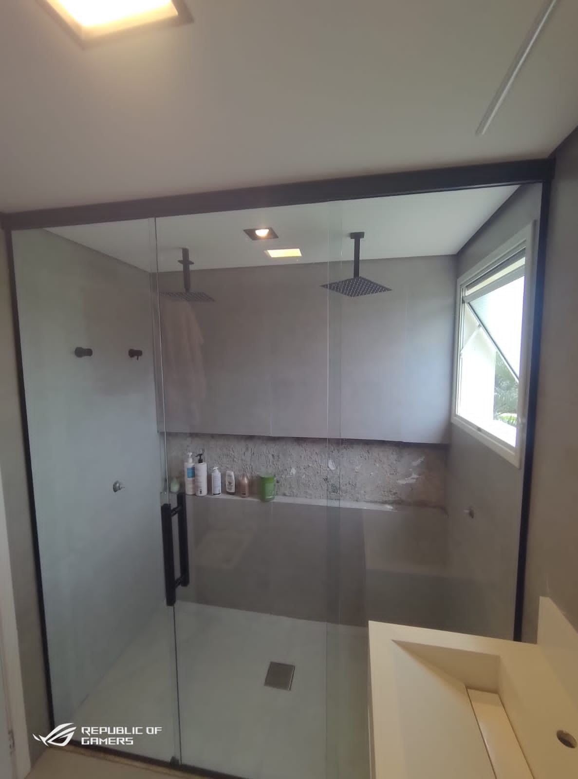 Box de vidro com porta de correr