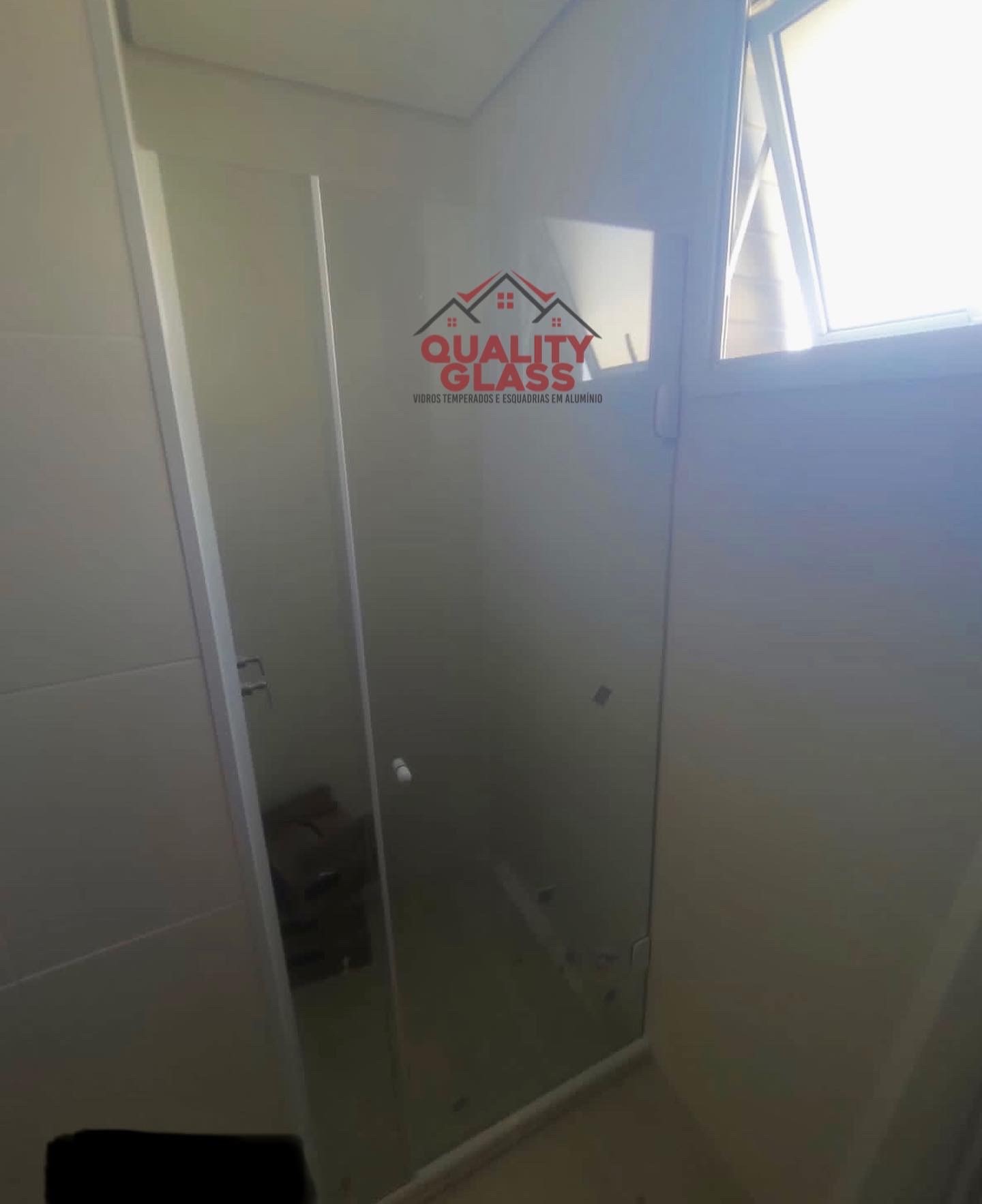 Box de vidro com perfil escuro