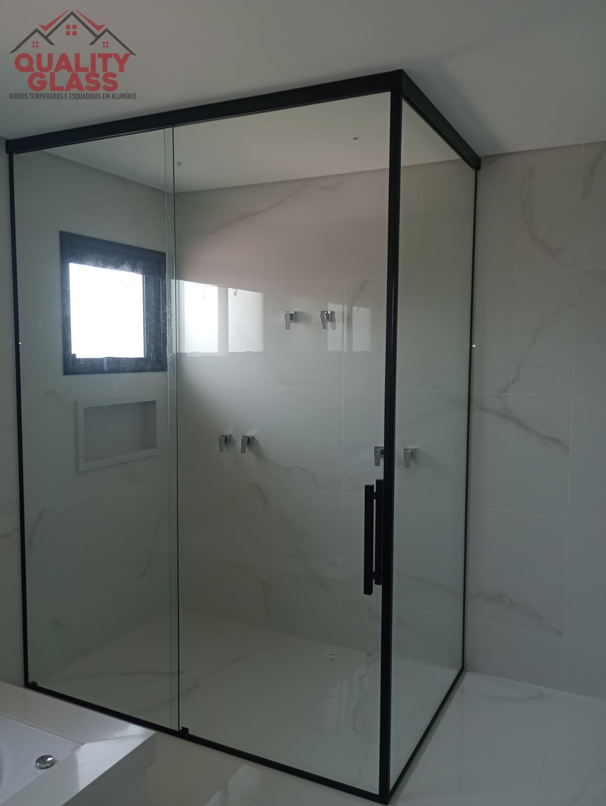 Box de canto com perfil preto