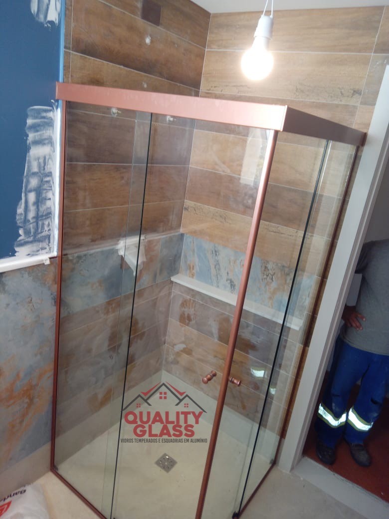 Box de vidro para banheiro com revestimento de pedra