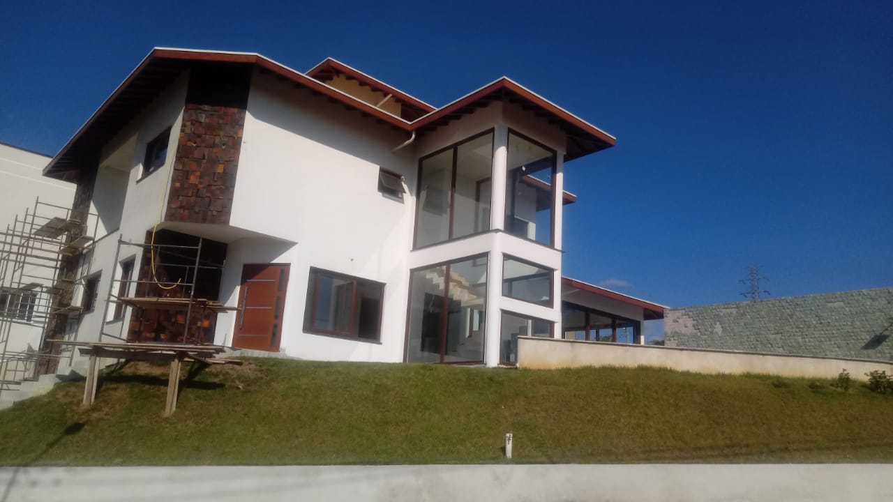 Residência contemporânea com grandes vãos de vidro