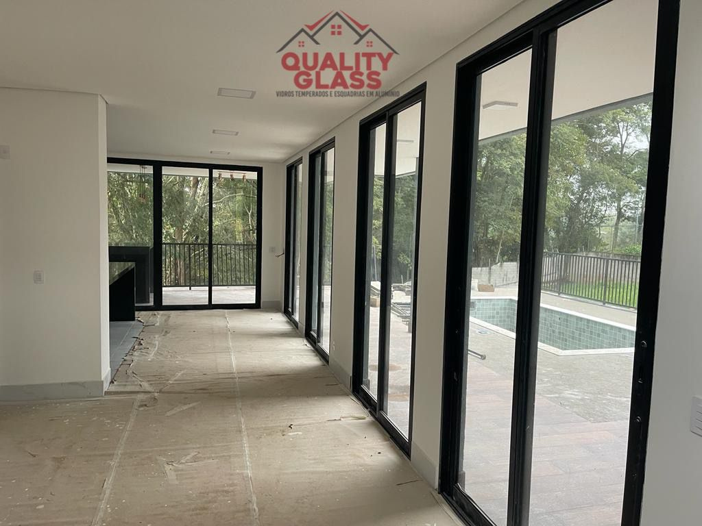 Esquadrias de alumínio e portas de vidro integrando o interior ao jardim