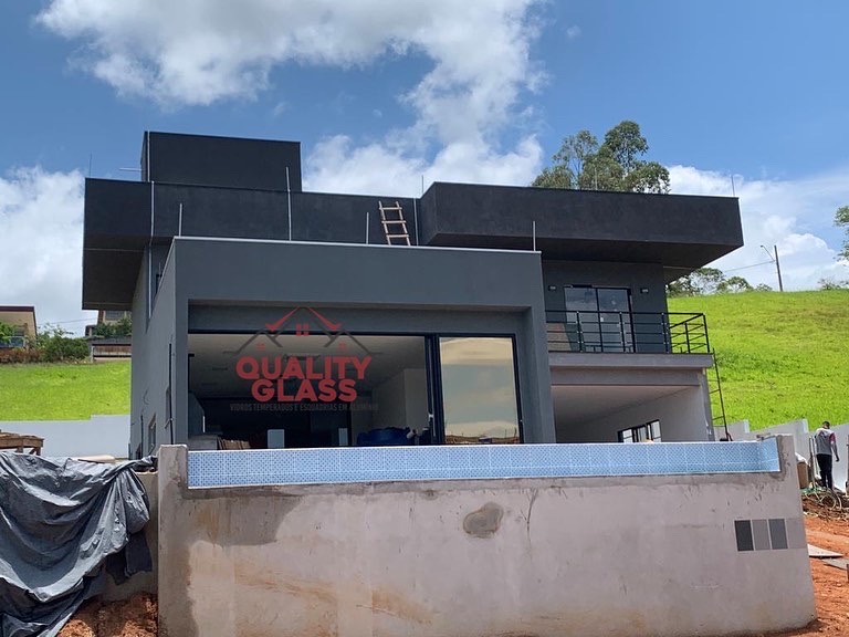 Fachada residencial com esquadrias em etapa de instalação