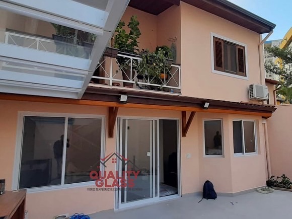 Fachada residencial com portas e janelas de alumínio