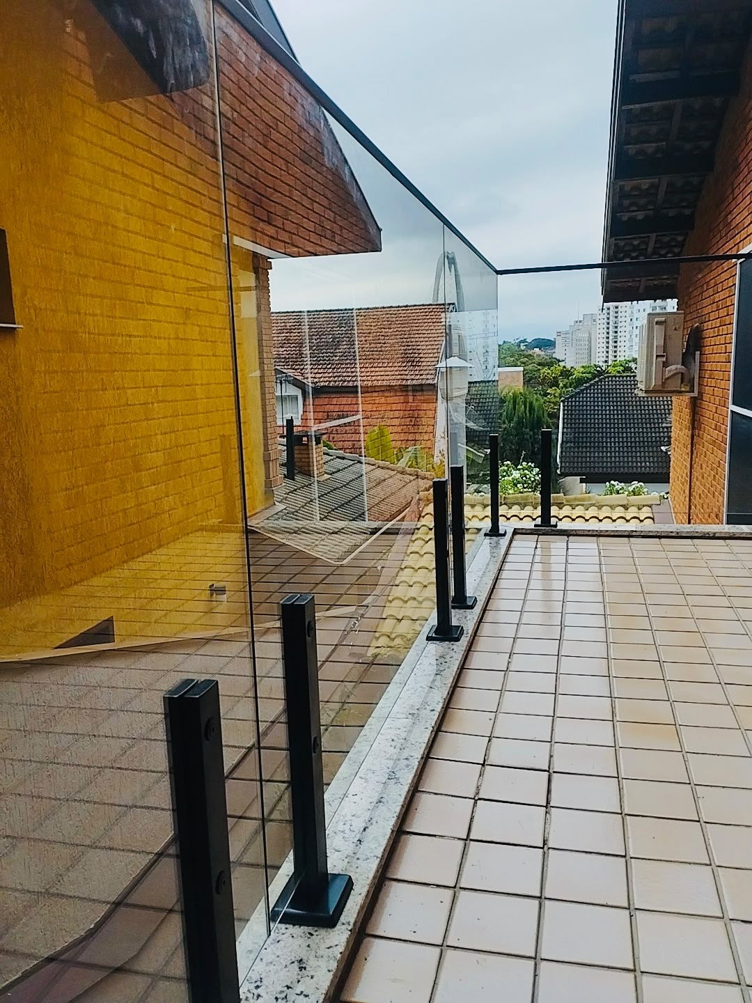 Guarda-corpo metálico em varanda externa