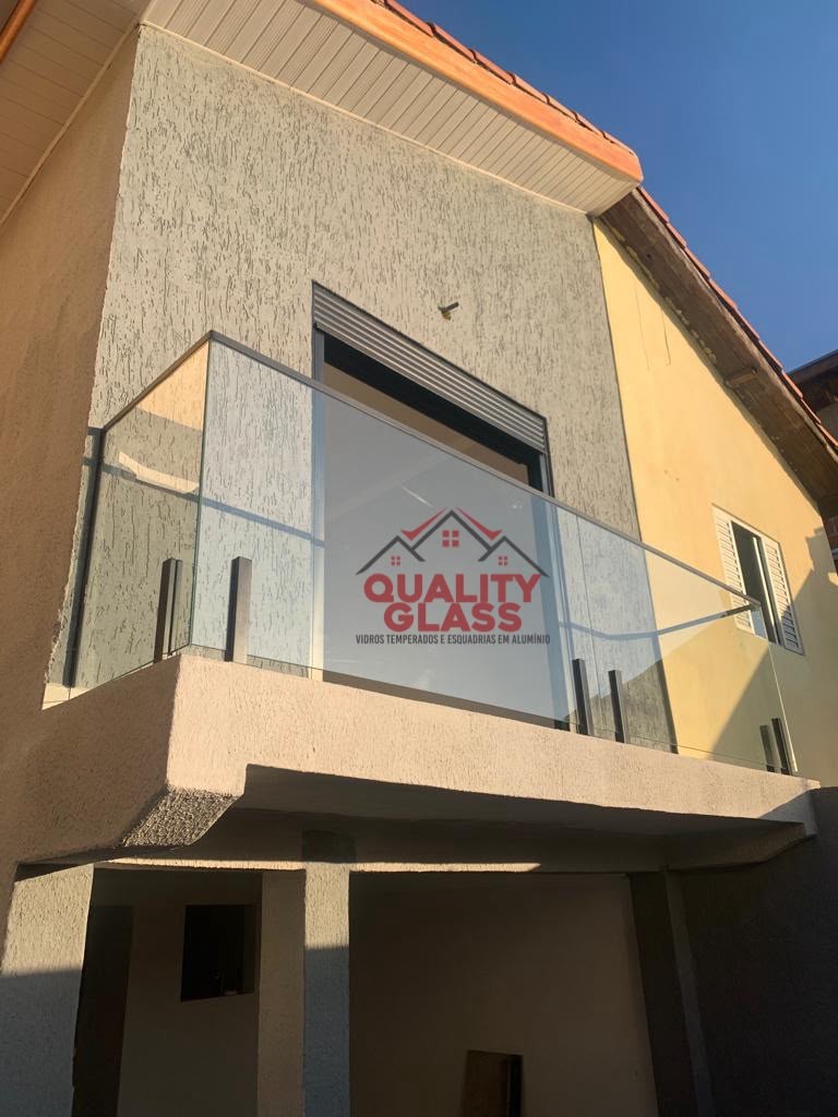 Guarda-corpo de vidro em fachada residencial