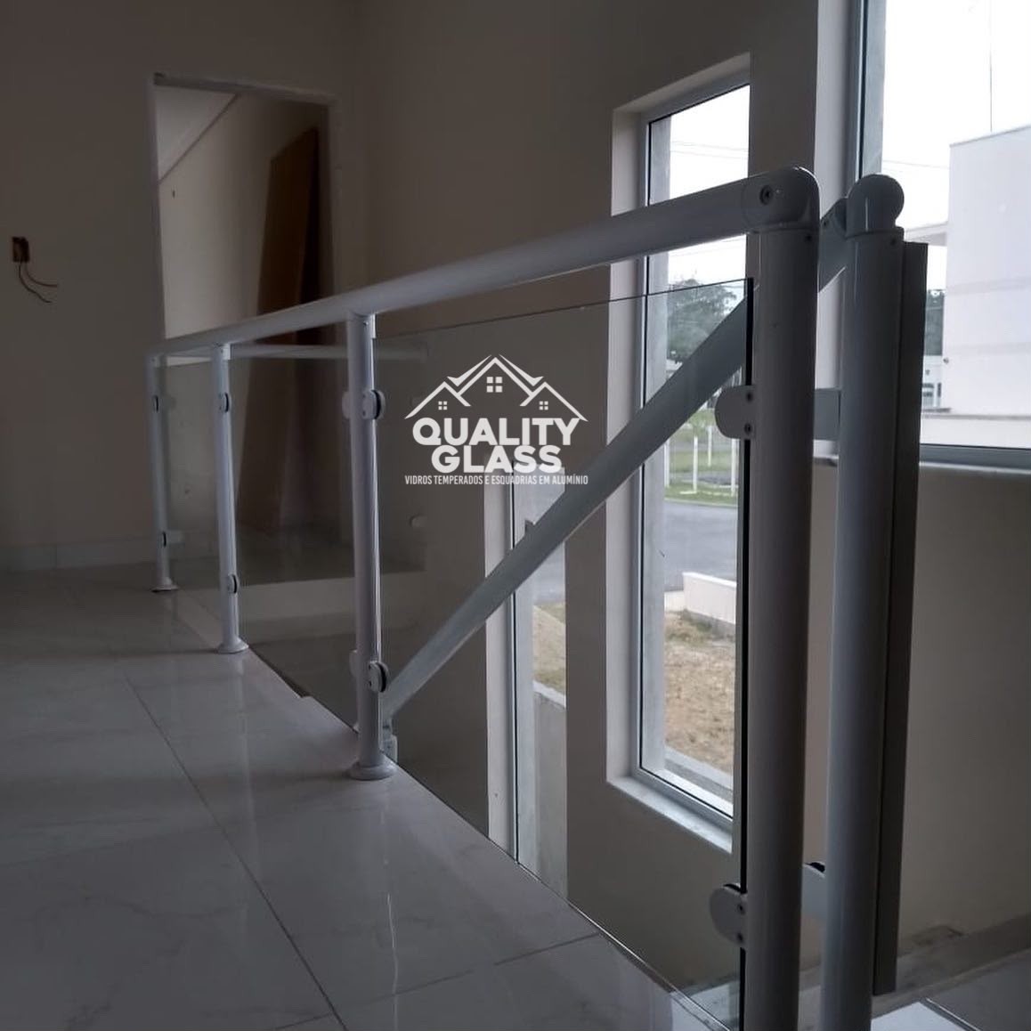 Guarda-corpo de vidro com estrutura escura em escada