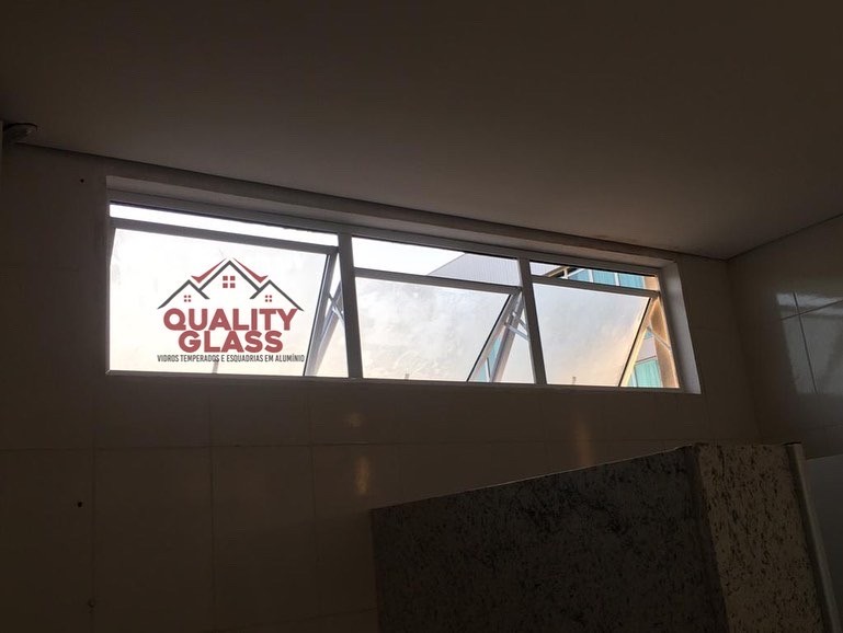 Conjunto de janelas basculantes instaladas em parede alta