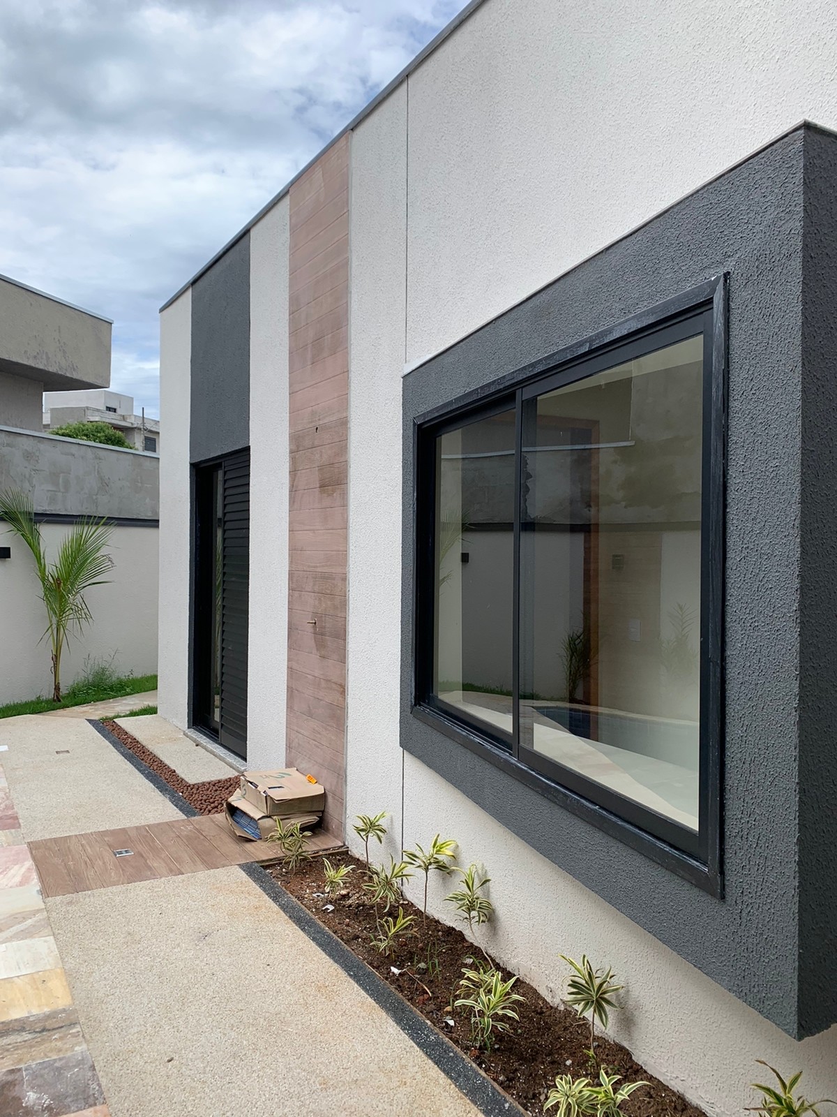 Janela ampla de alumínio em fachada contemporânea