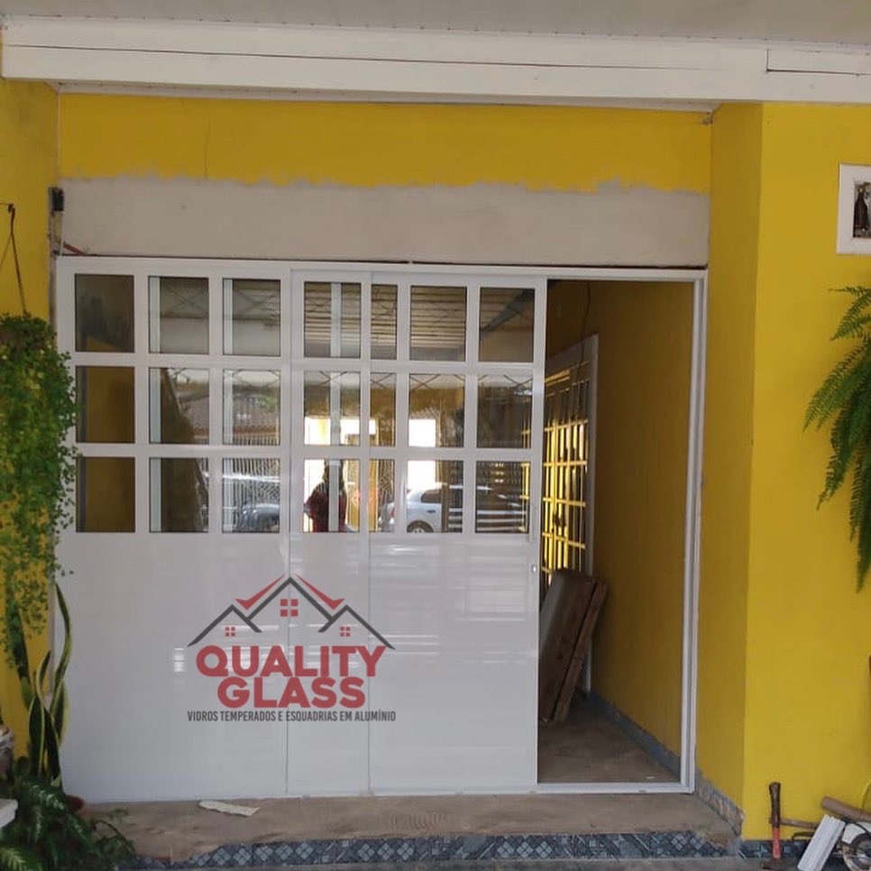 Porta de entrada branca com divisões em vidro