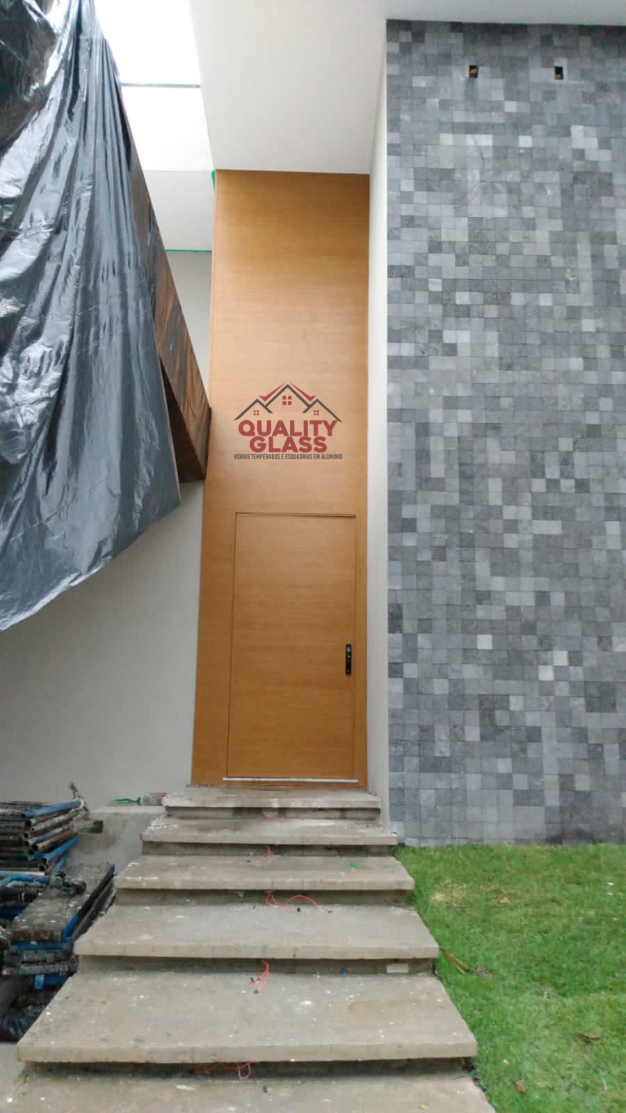 Acesso residencial com esquadria e cobertura