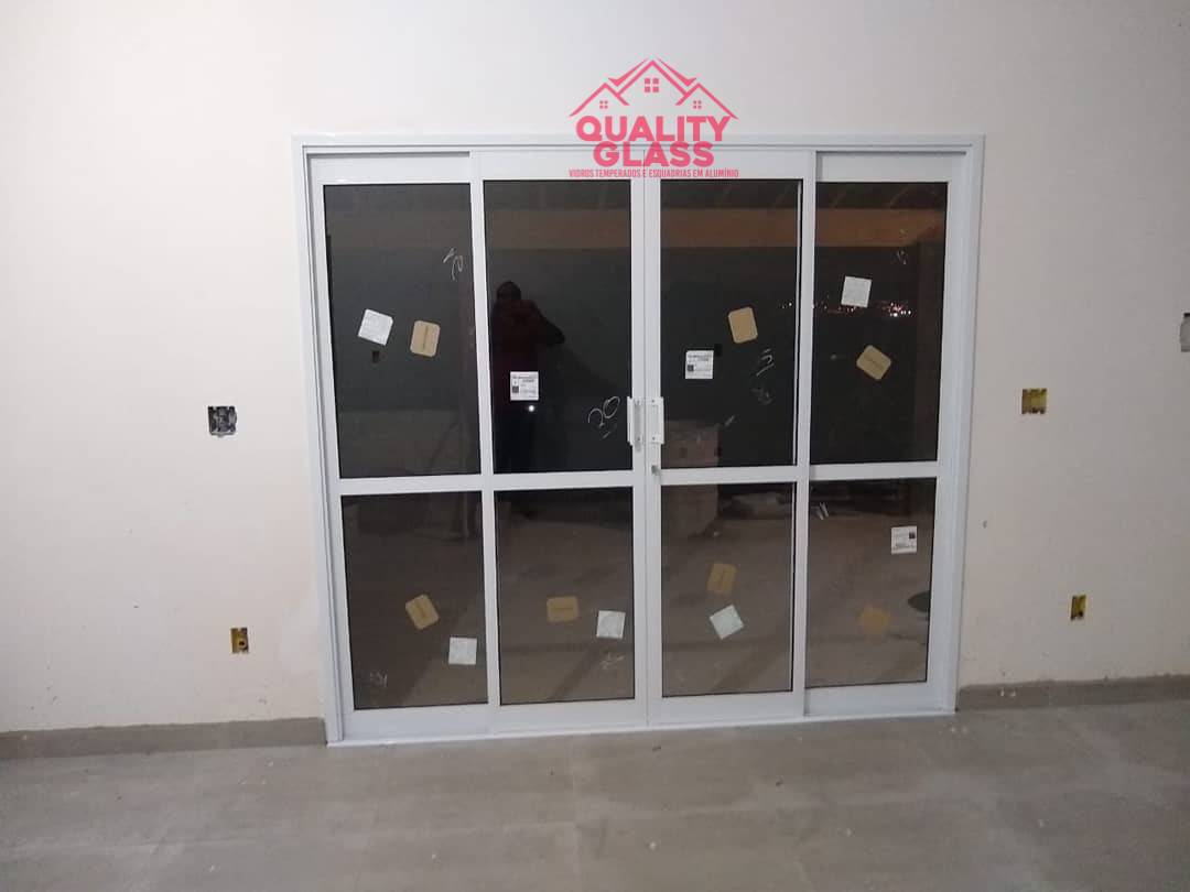 Portas de correr de alumínio e vidro