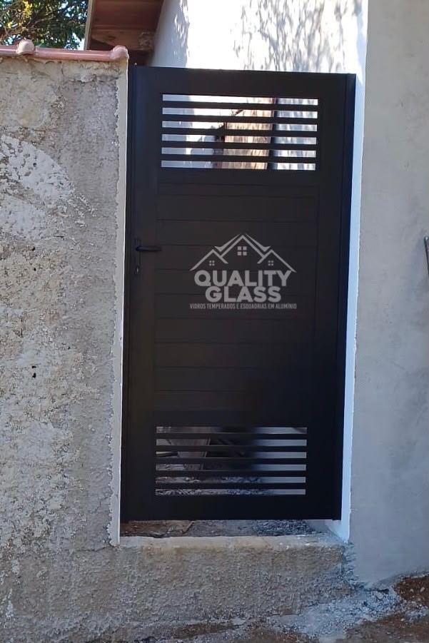 Portão social preto com venezianas horizontais