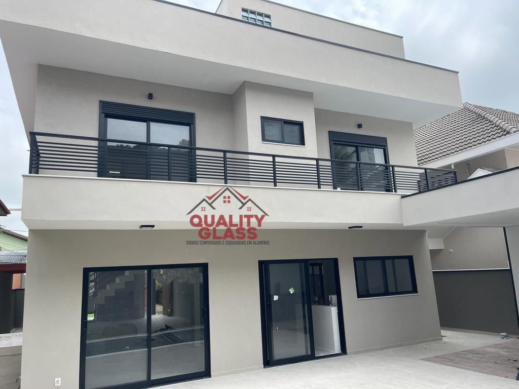 Casa com portas e janelas de alumínio