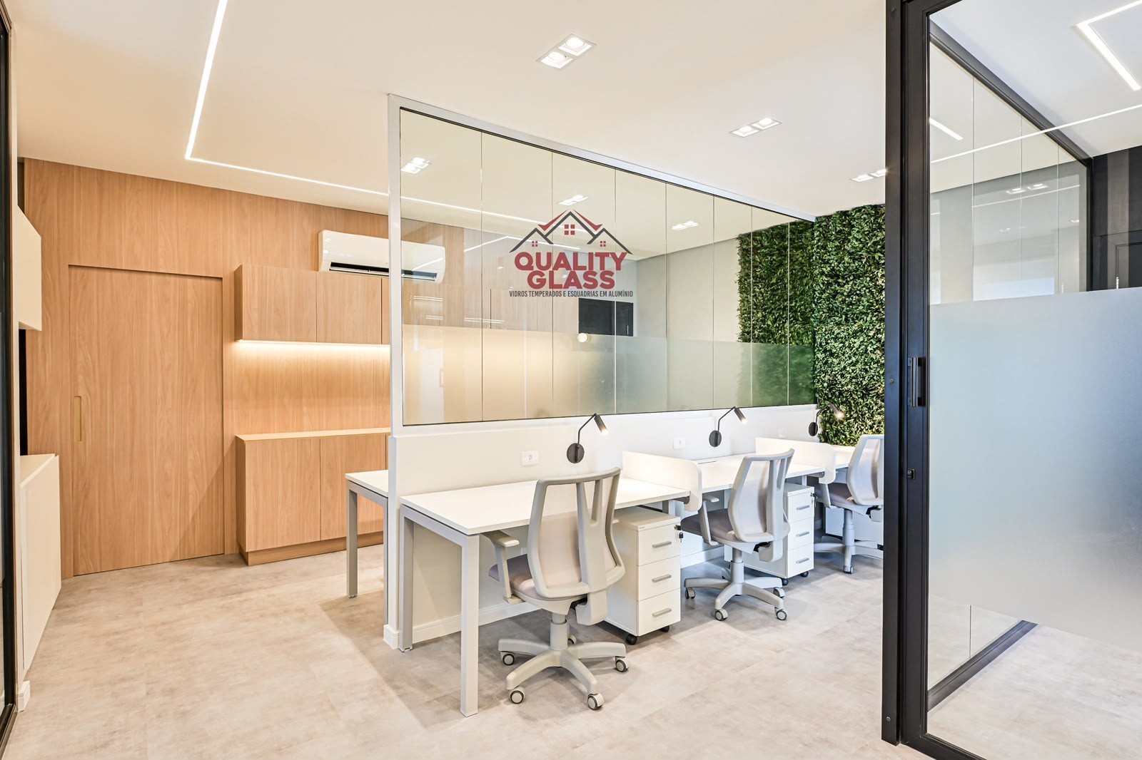 Sala comercial com divisórias de vidro e mesa de reunião