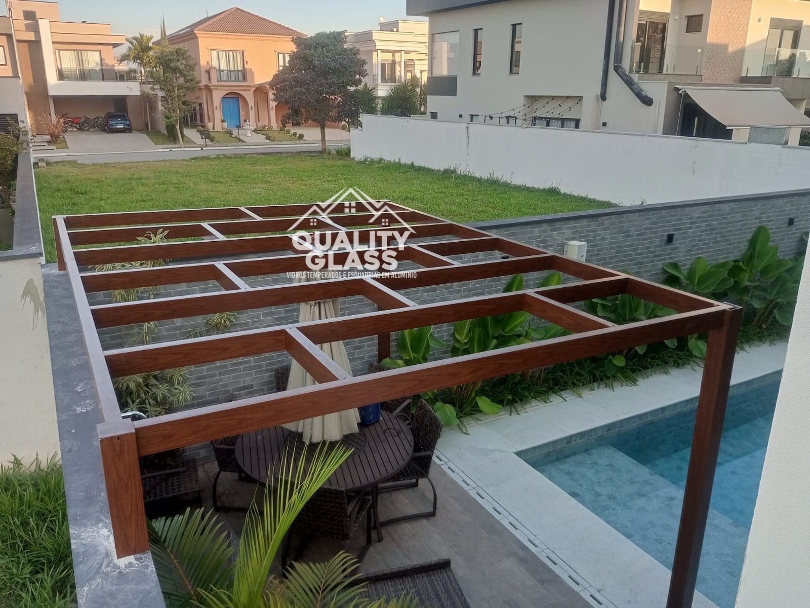 Cobertura de pergolado ao lado da piscina